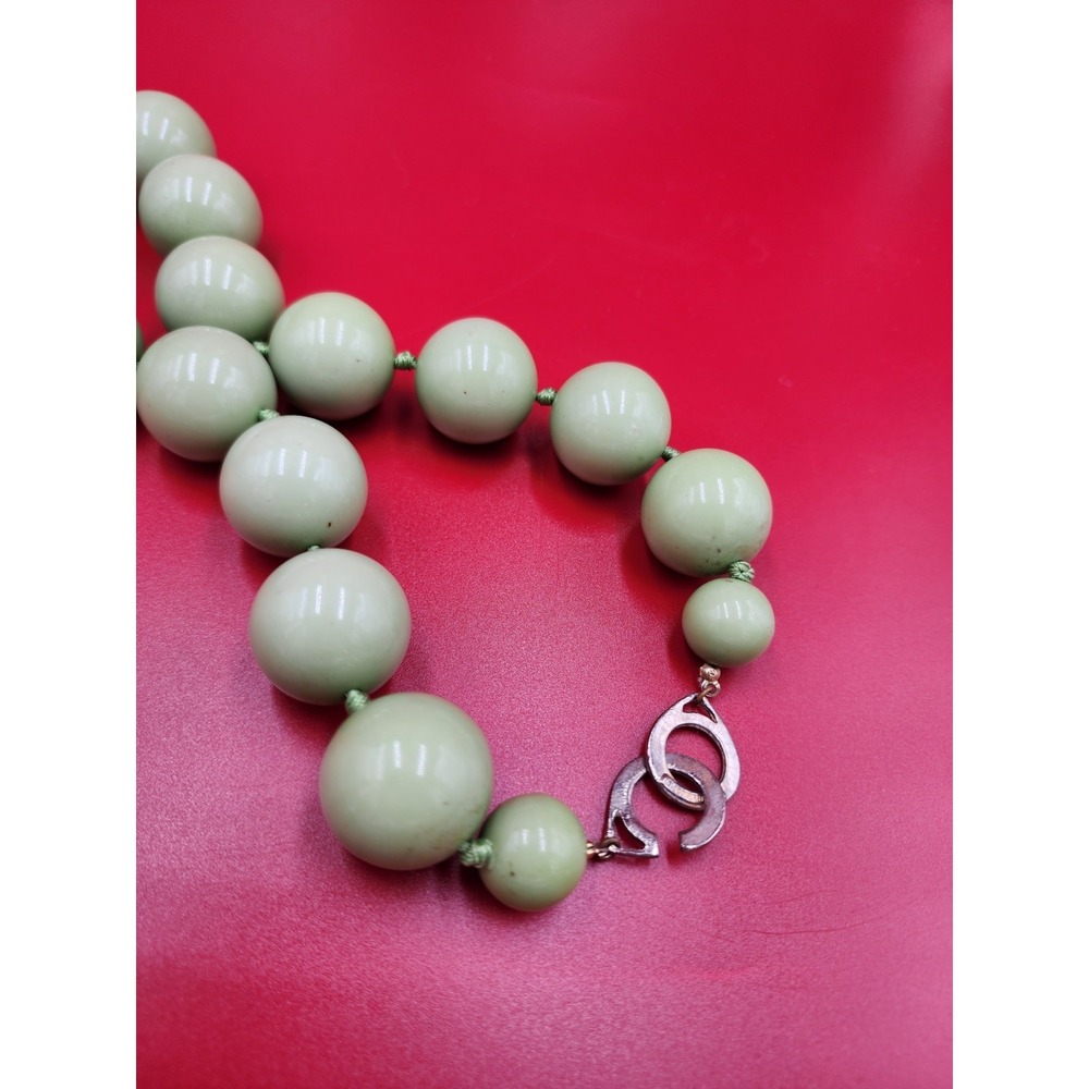 VINTAGE LES BERNARD Chunky Green Lucite Bead GRADUATED Necklace Signed 60s 70s - Picture 3 of 9